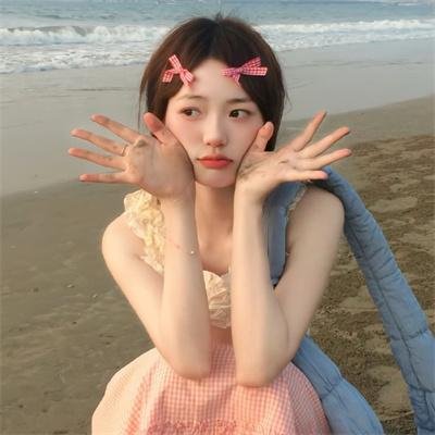 与一位女士合影